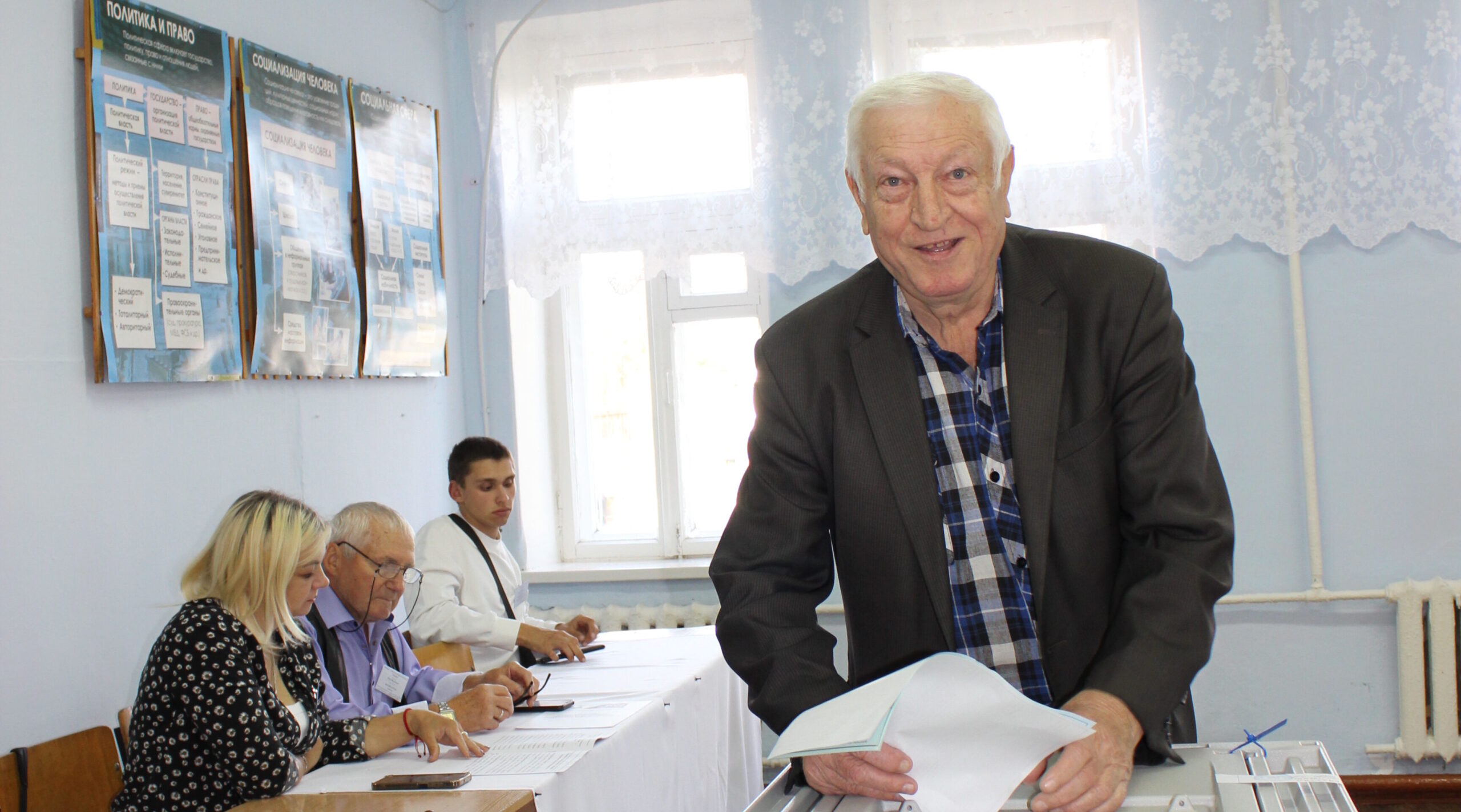 Активный участник избиратального процесса Василий Бондаренко проголосовал на избирательном участке
