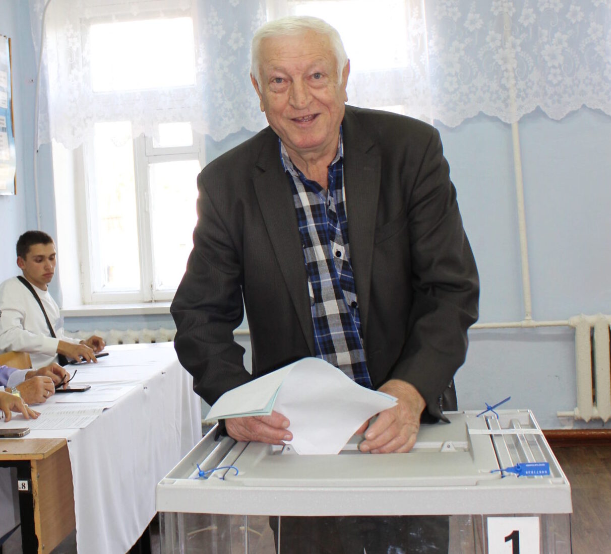 Активный участник избиратального процесса Василий Бондаренко проголосовал на избирательном участке