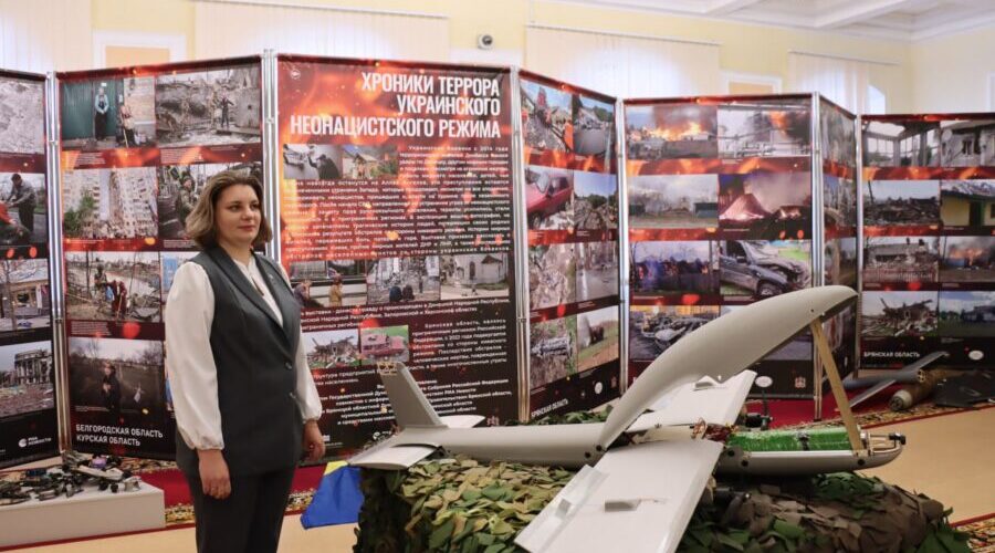 В Брянской облдуме открылась выставка «Хроники террора украинского неонацистского режима»