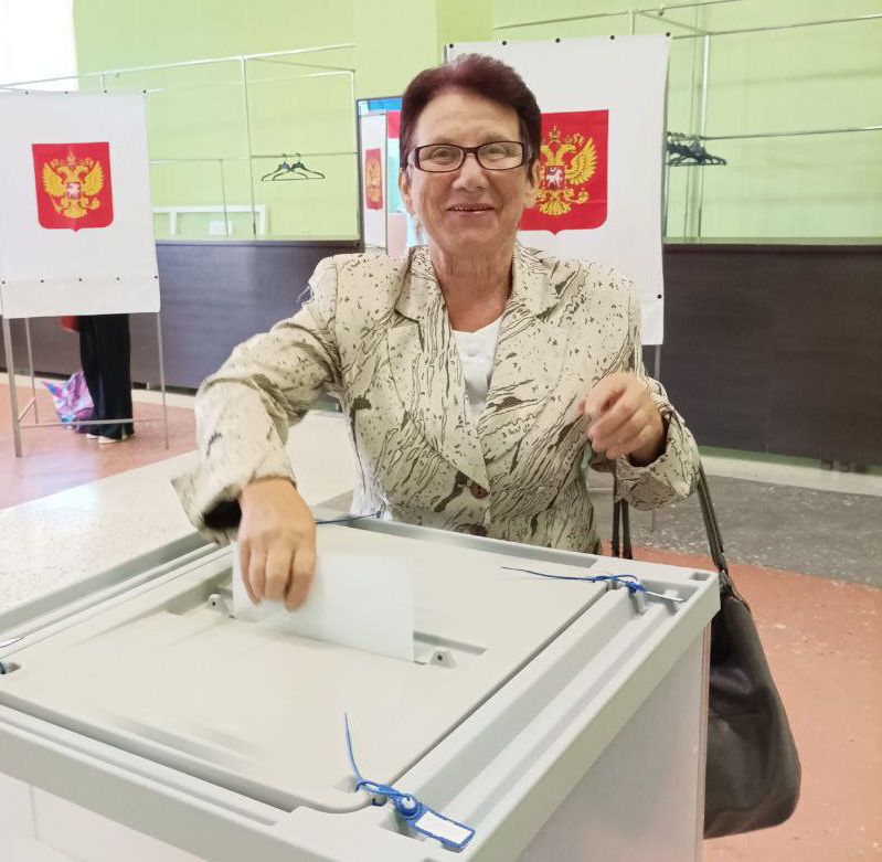 Первой в Климово проголосовала уважаемый работник здравоохранения района Надежда Семченко