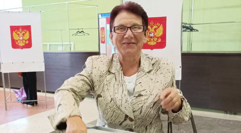 Первой в Климово проголосовала уважаемый работник здравоохранения района Надежда Семченко