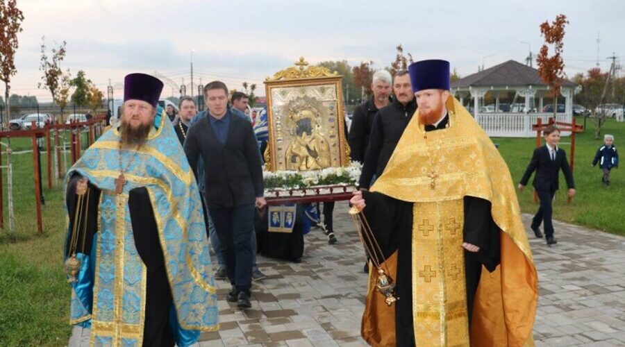 Чудотворную икону Божией Матери Феодоровская торжественно встретили в брянских храмах