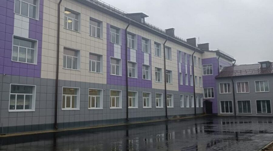 В Клетне Брянской области продолжается благоустройство территории у школы №1
