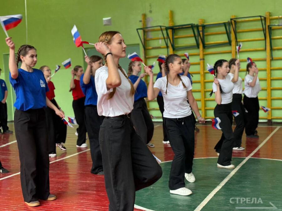 В Брянске отметили День народного единства ярким флешмобом