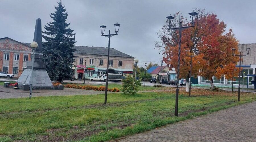 На центральной площади Клетни установили современные фонари