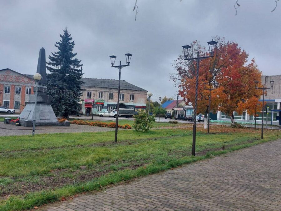 На центральной площади Клетни установили современные фонари