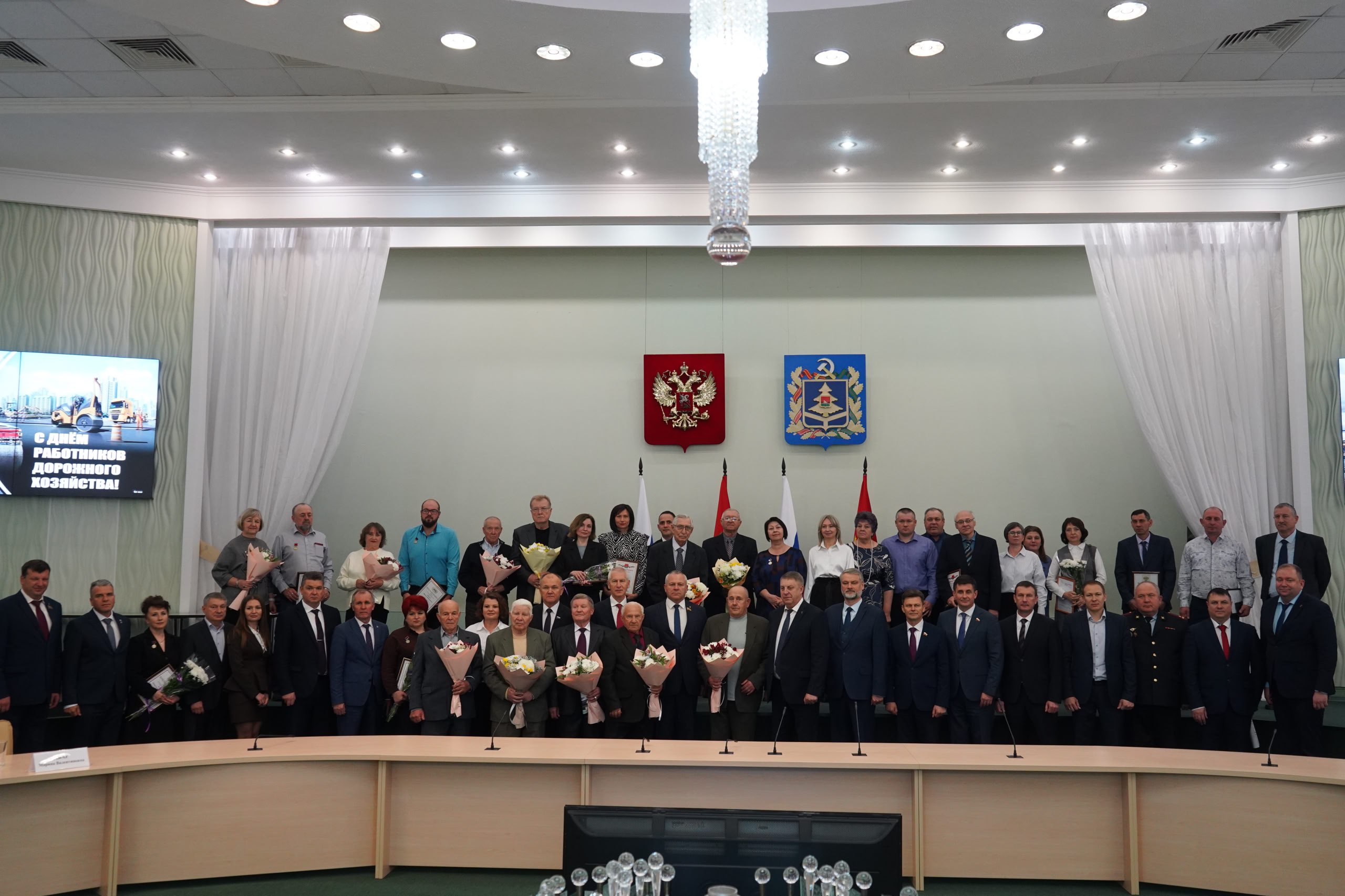 Губернатор поздравил сотрудников и ветеранов дорожной отрасли с профессиональным праздником