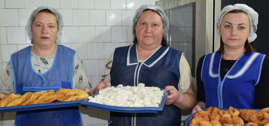Повара Климовского райпо изготавливают вкусные полуфабрикаты