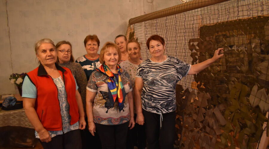 Два года жители Клетнянского района создают маскировочные сети для участников СВО