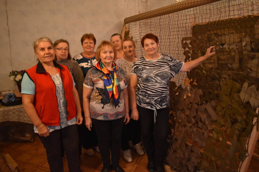 Два года жители Клетнянского района создают маскировочные сети для участников СВО