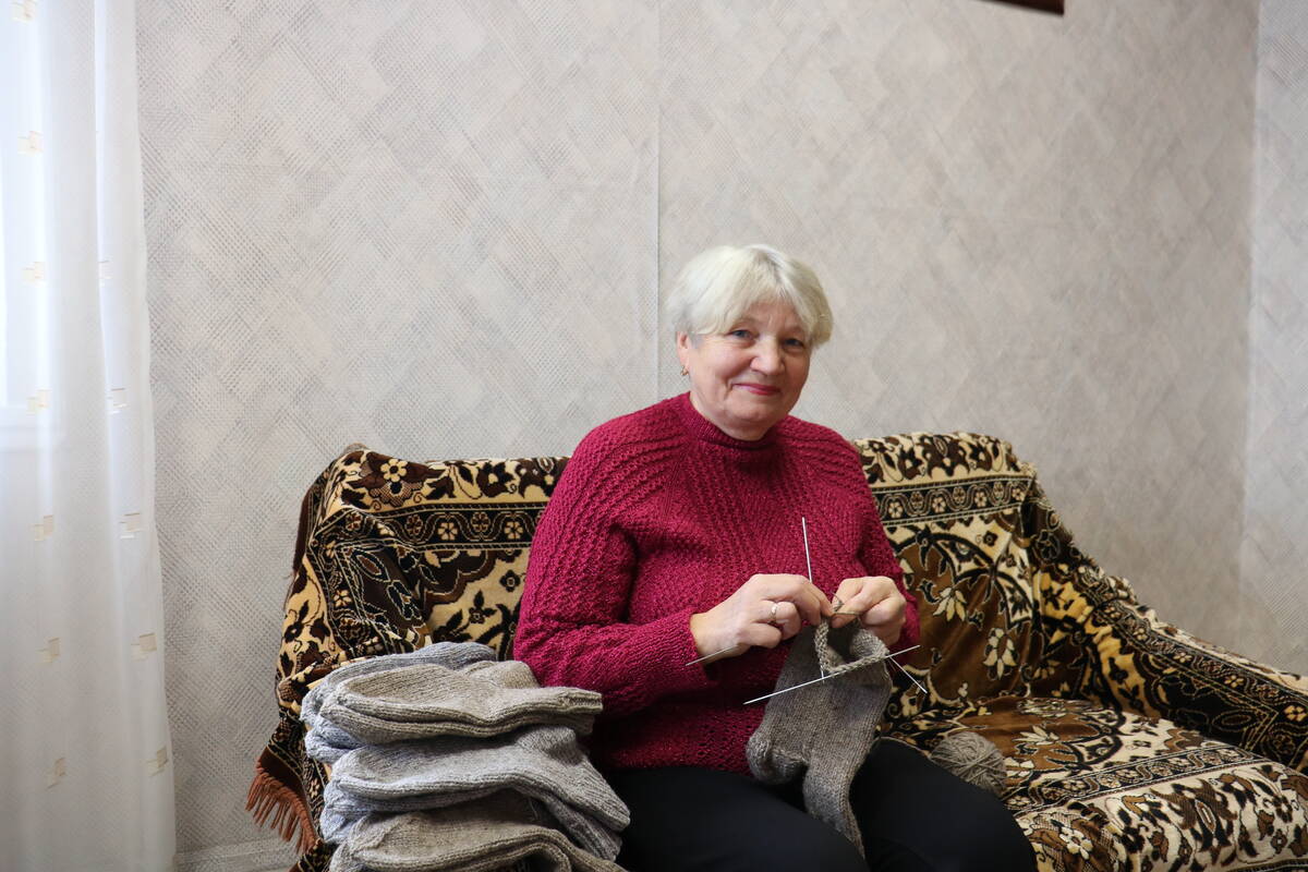 В Стародубском округе Татьяна Ермак вяжет тёплые носки для бойцов