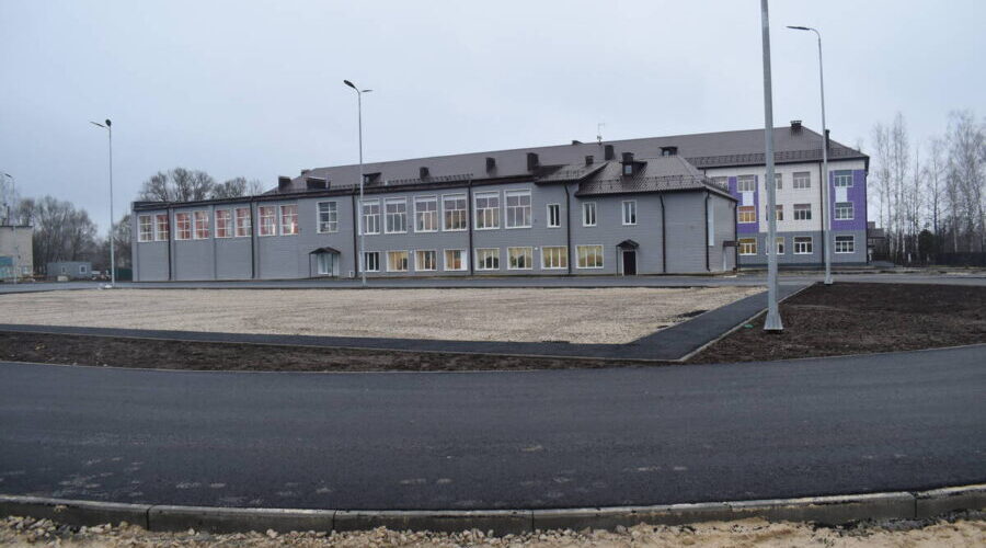 В Клетнянской школе №1 почти завершена постройка многофункциональной площадки