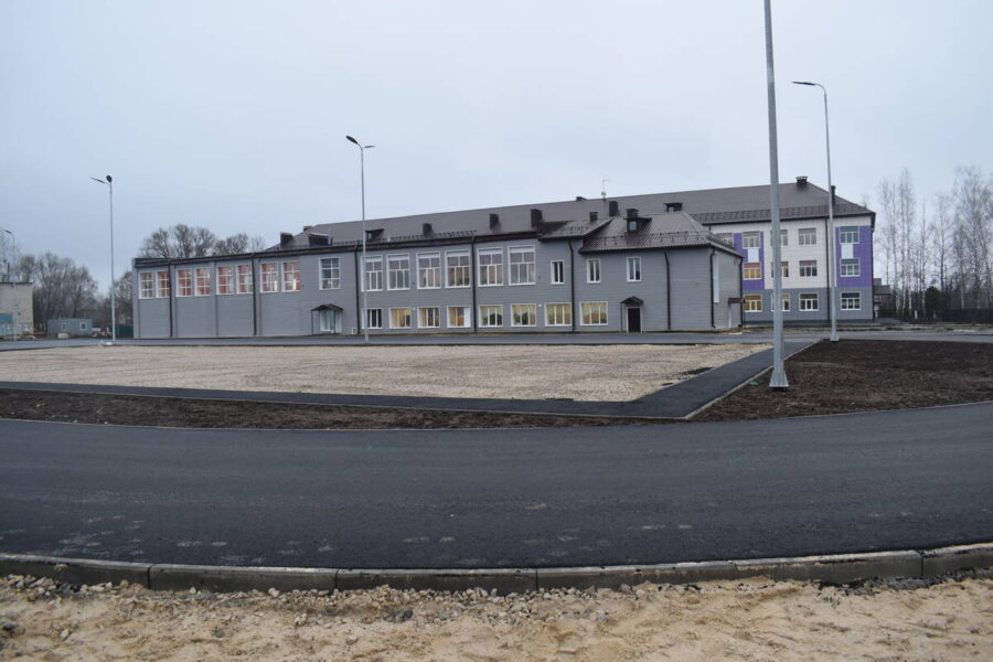 В Клетнянской школе №1 почти завершена постройка многофункциональной площадки