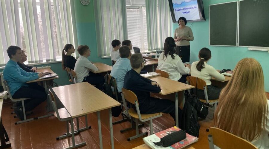 Библиотекарь детской библиотеки провела беседу — совет «Правовой компас»