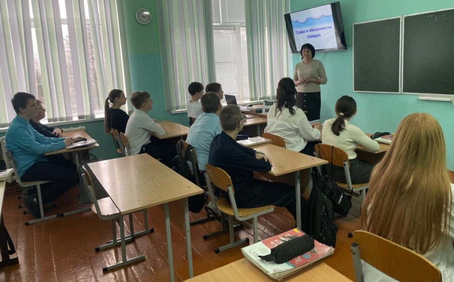 Библиотекарь детской библиотеки провела беседу — совет «Правовой компас»