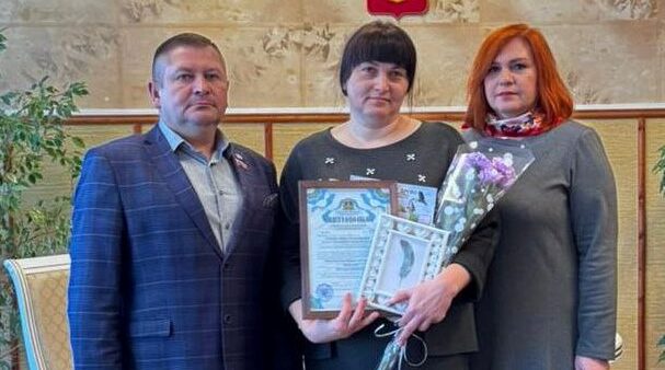 Очередной сертификат вручили счастливой маме