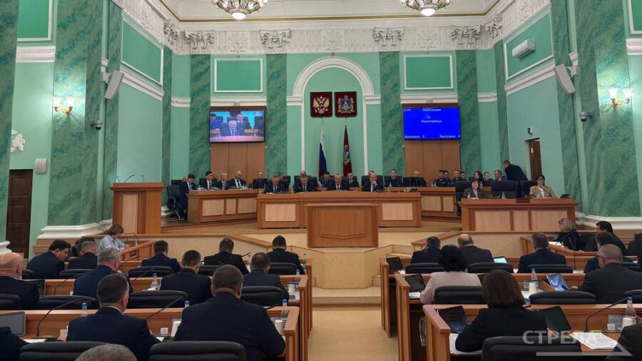 Александр Богомаз выступает с докладом о развитии региона в облдуме