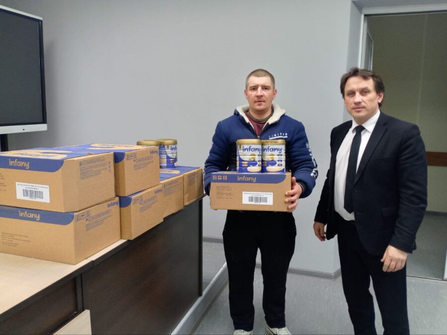 Климовские семьи получили детскую смесь