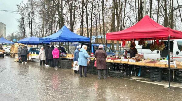 В Брянске люди любят ярмарки выходного дня.