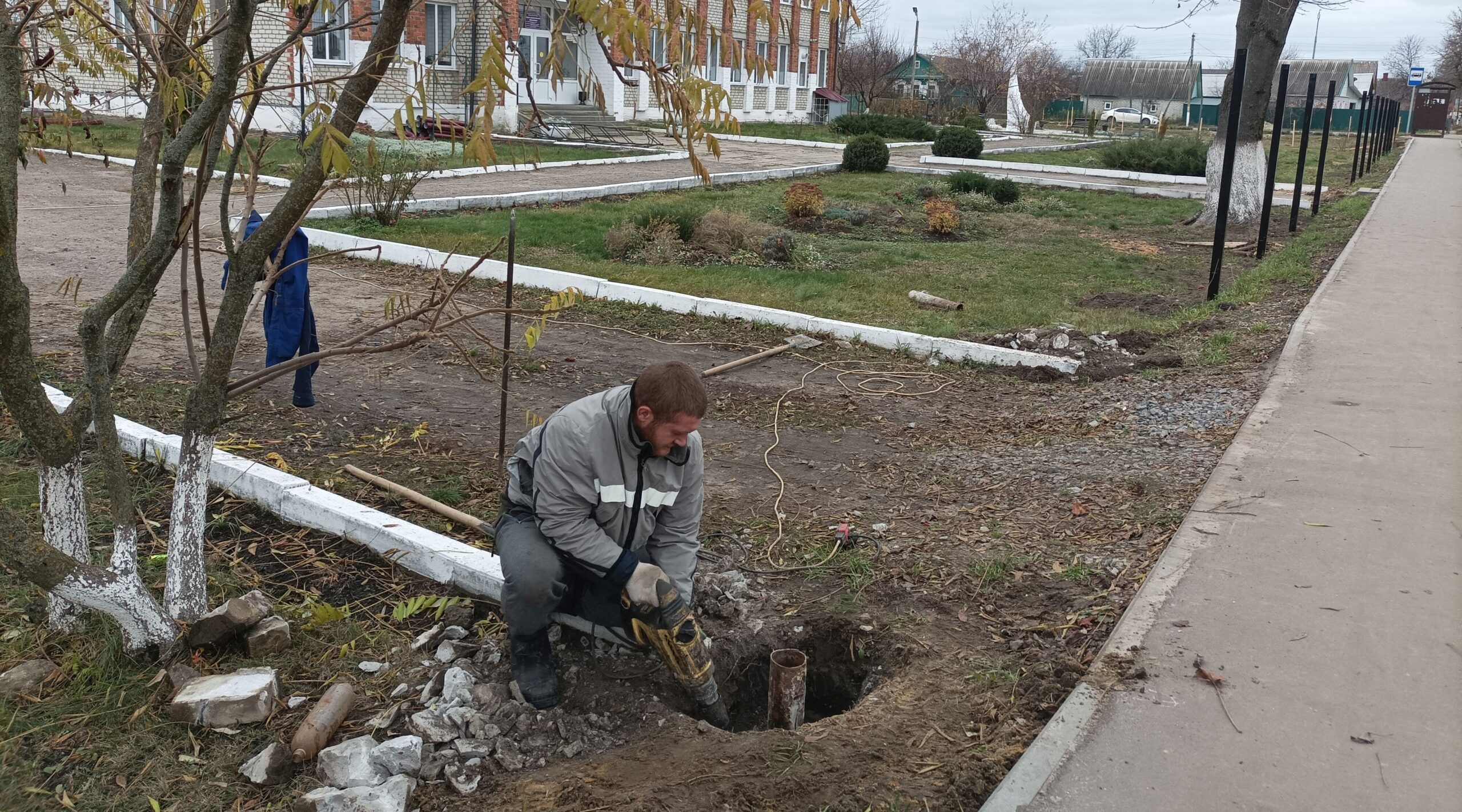 Новый забор возводят у ЦДО