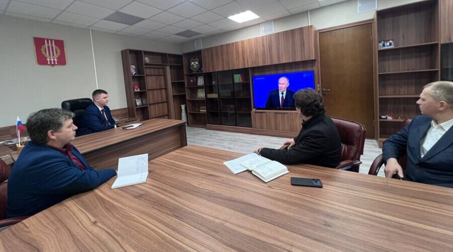 Климовчане внимательно слушают ответы на вопросы президента