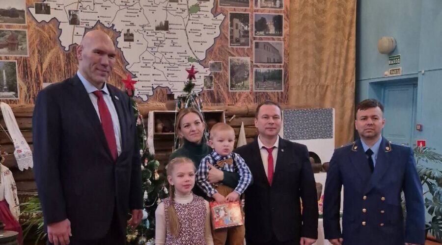 Николай Валуев поздравил детей на «Новогодней елке» в Комаричском районе Брянской области