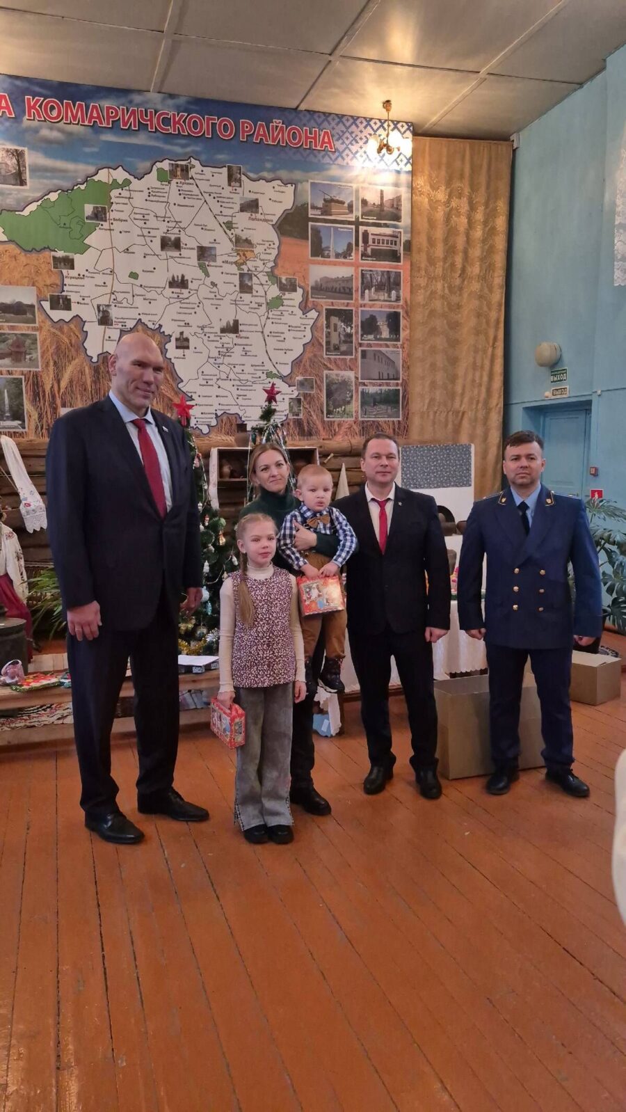 Николай Валуев поздравил детей на «Новогодней елке» в Комаричском районе Брянской области