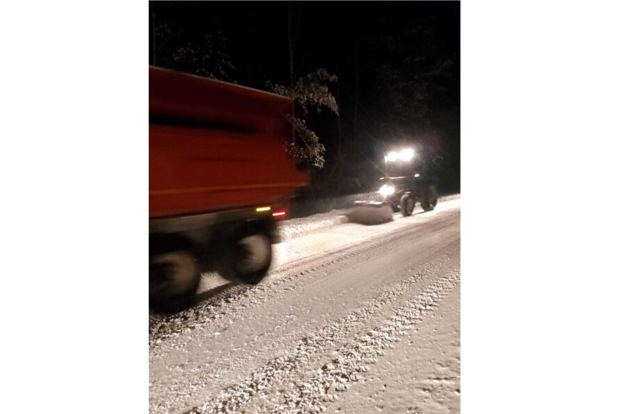 В Брянской области круглосуточно очищают и обрабатывают дороги  
