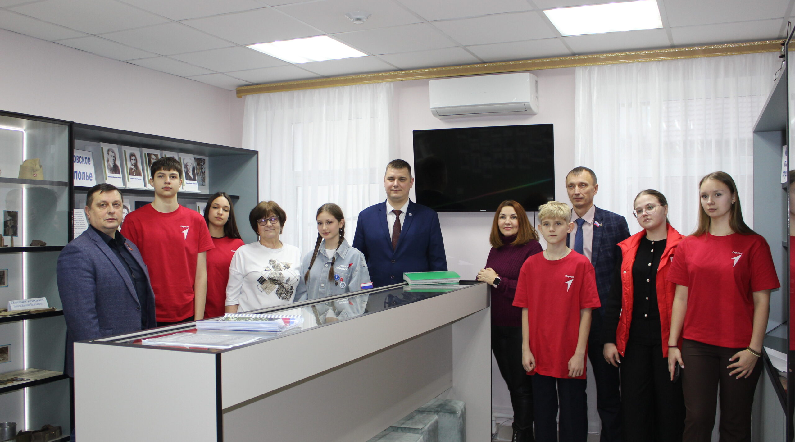 В Климово посетили центральную библиотеку депутаты Областной Думы.