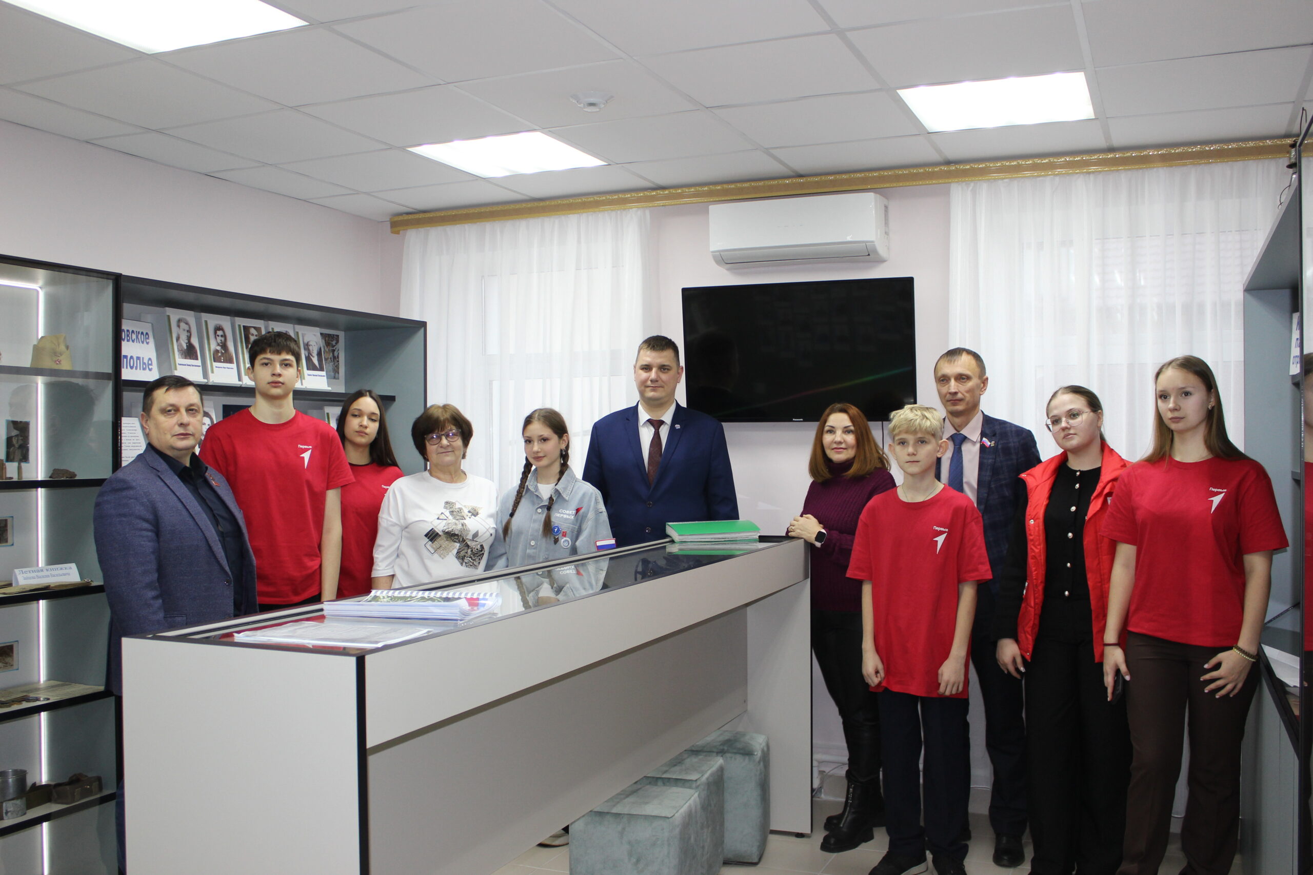 В Климово посетили центральную библиотеку депутаты Областной Думы.