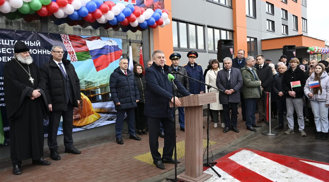 Александр Богомаз вручил ключи от квартир детям-сиротам