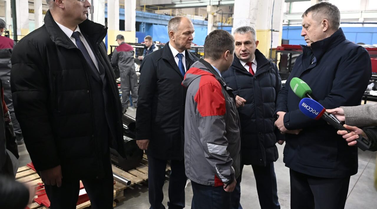 Александр Богомаз рассказал о работе предприятия «Брянсксельмаш»