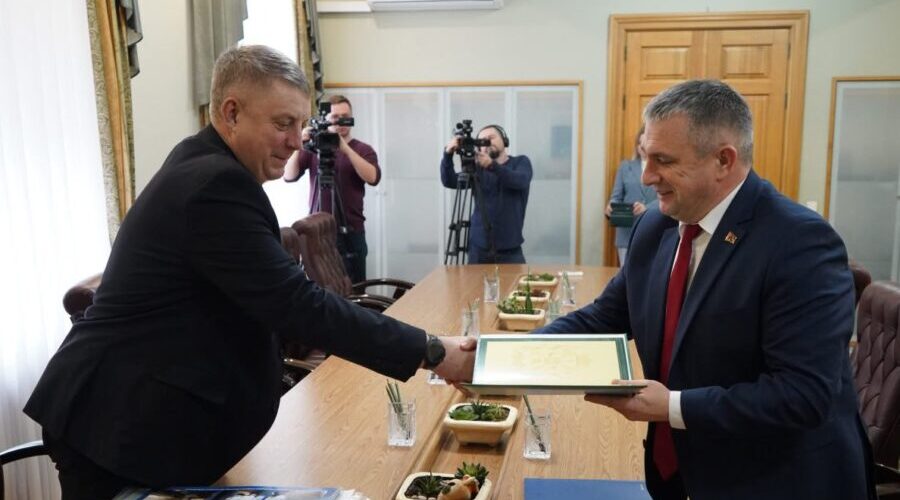 В Брянске проходит открытие нового дома, построенного белорусами