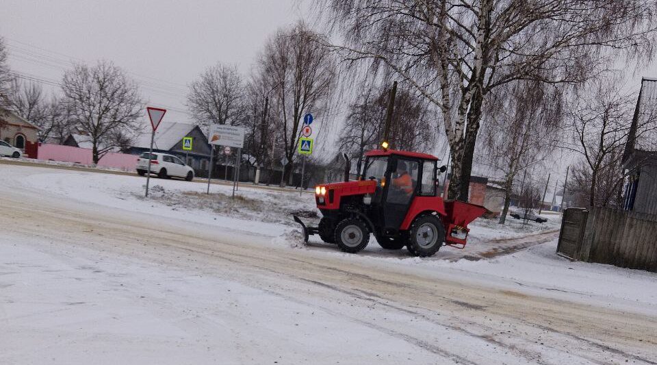 В Климовском районе убирают снег