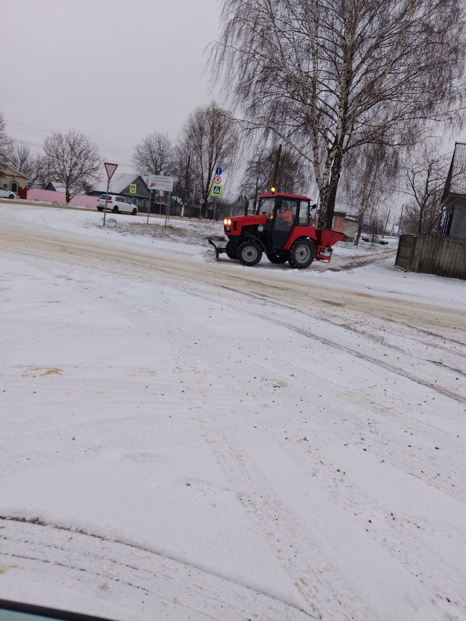 В Климовском районе убирают снег