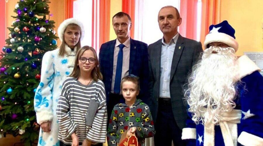 Юных климовчан с Новым годом поздравили депутаты