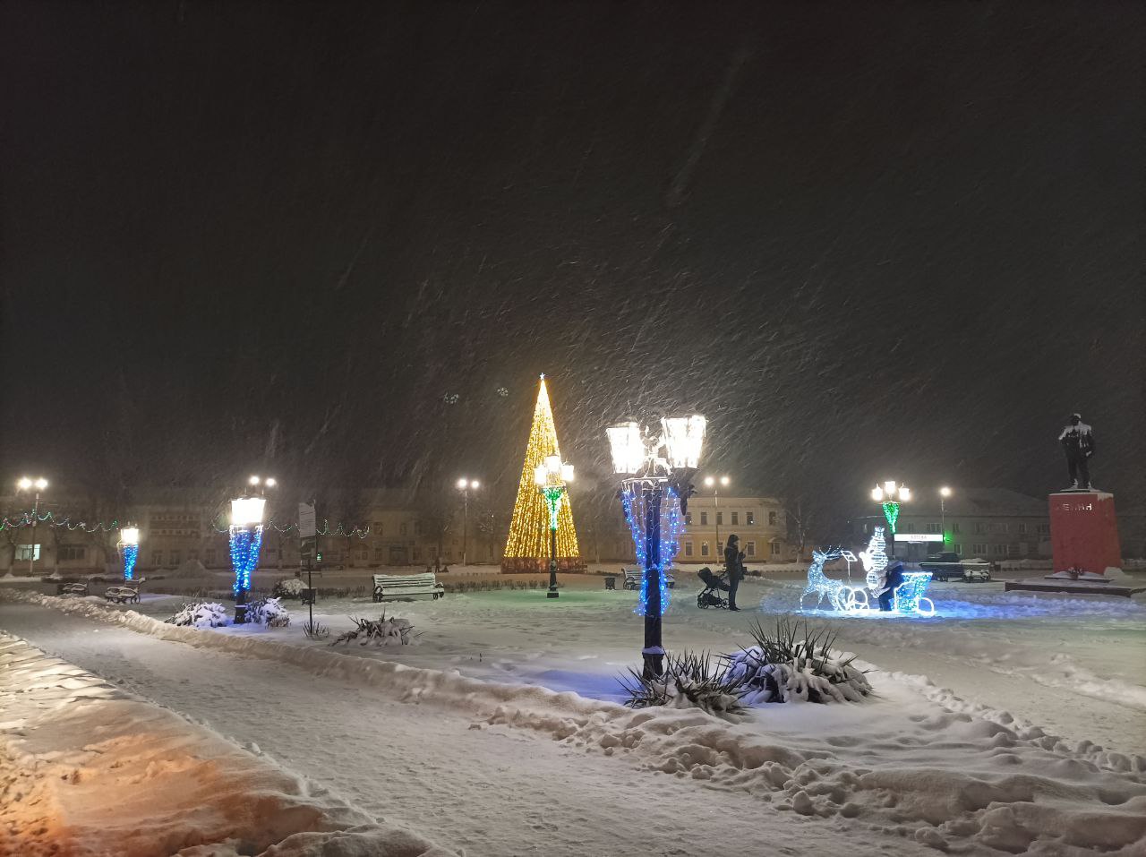 Посёлок Климово украсили к Новому году яркими огнями