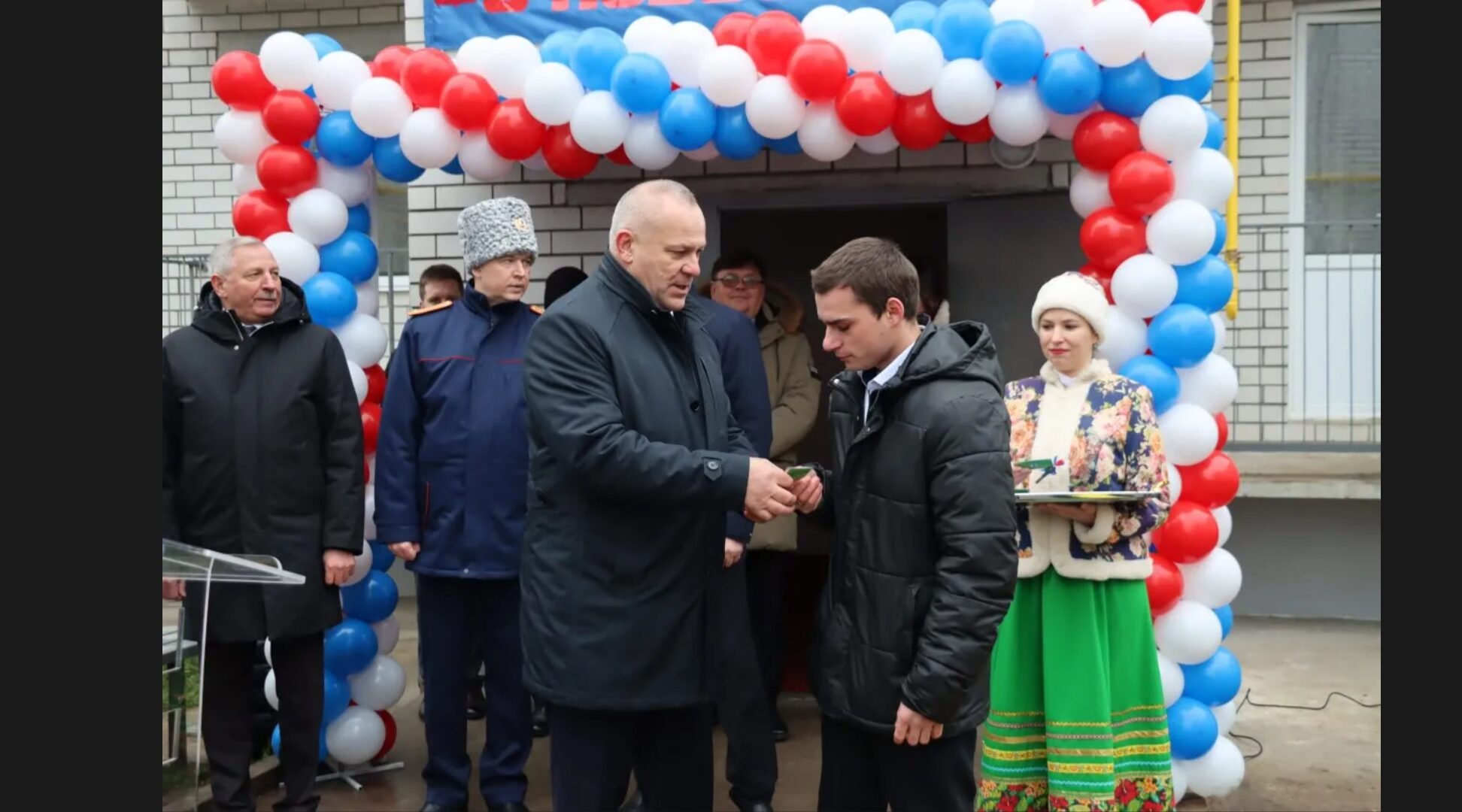 В брянском Стародубе детям-сиротам вручили ключи от новых квартир