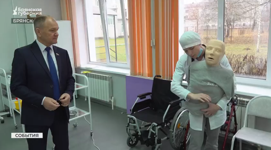 Депутат Госдумы Николай Щеглов побывал в Брянском медицинском колледже