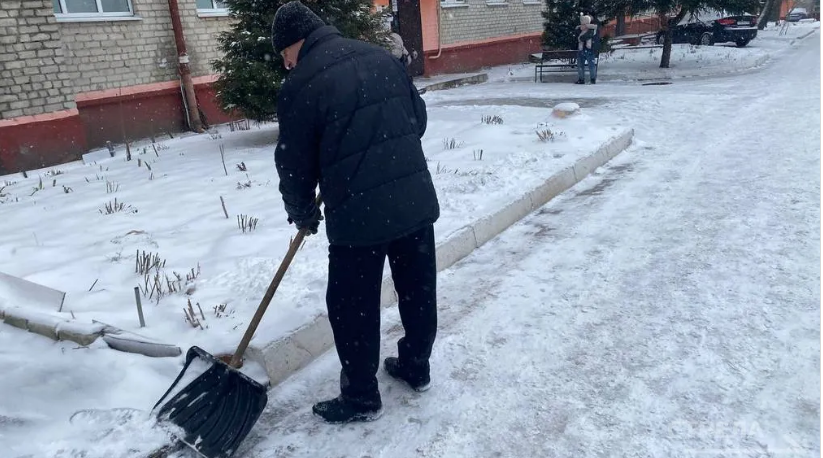 В Брянске управляющие компании ведут уборку дворов