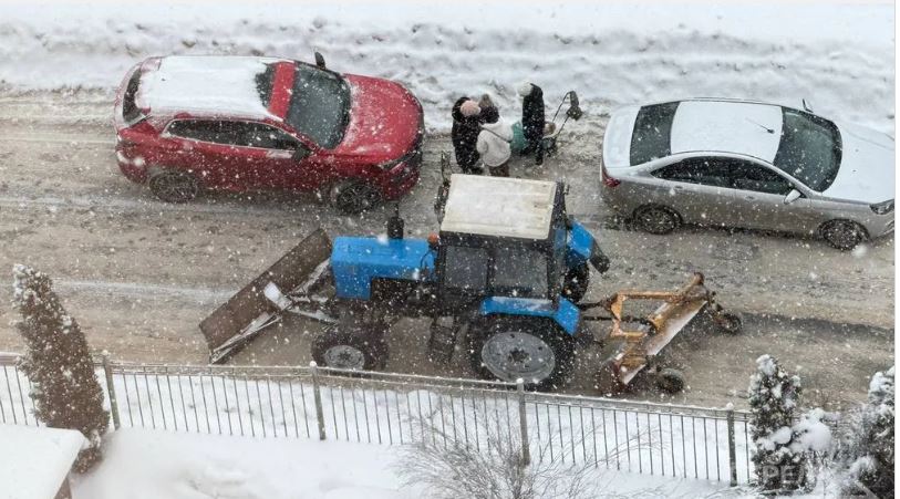 Брянские дворы продолжают расчищать от снега