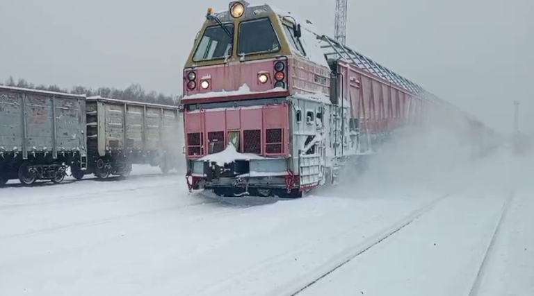 На железной дороге ведут усиленную борьбу с последствиями снегопада