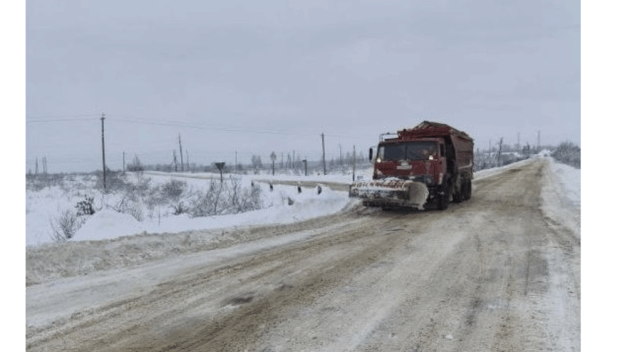 В Брянской области круглосуточно очищают региональные и межмуниципальные дороги
