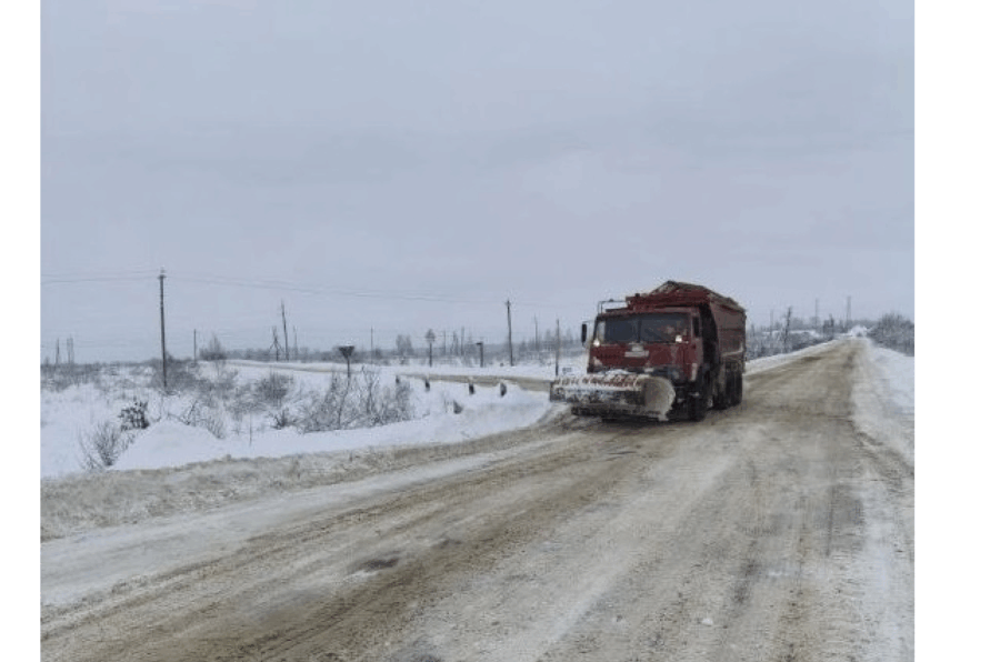 В Брянской области круглосуточно очищают региональные и межмуниципальные дороги