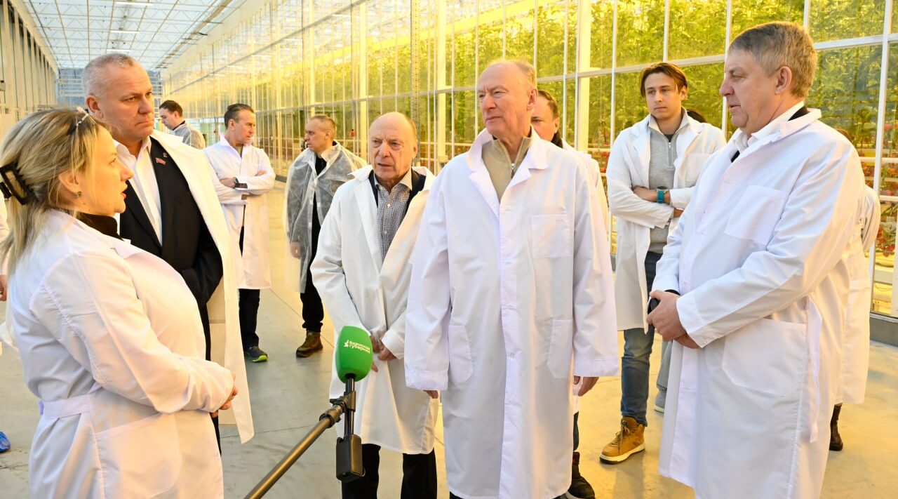 Николай Платонович Патрушев посетил тепличный комбинат «Журиничи»