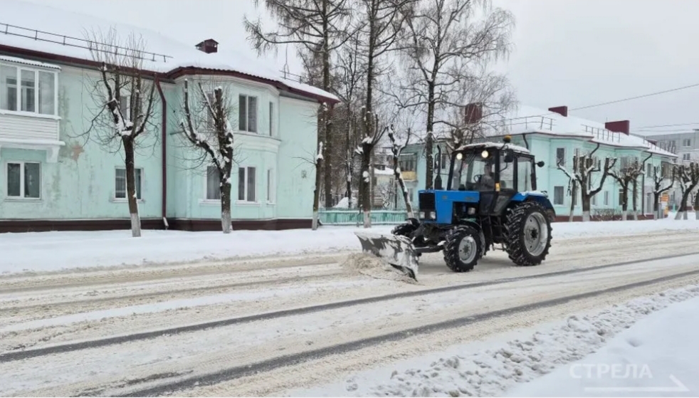 Спецтехника устраняет последствия снегопада на улицах Брянска