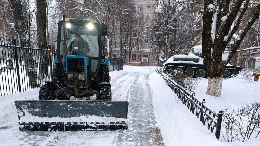 В Брянске продолжается уборка города от снега