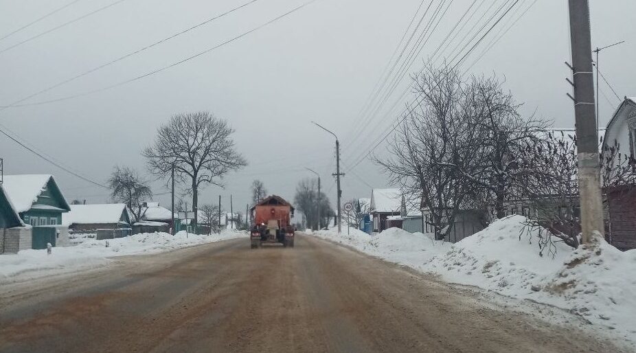 В Брянской области продолжается обработка дорог и уборка снега