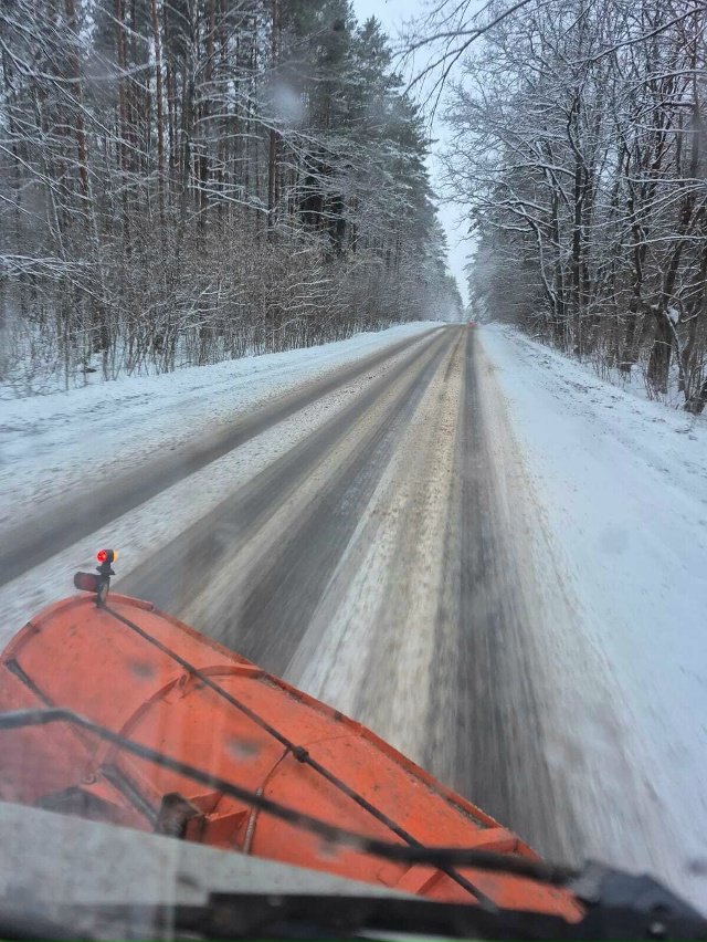 В Брянской области продолжается обработка дорог и уборка снега