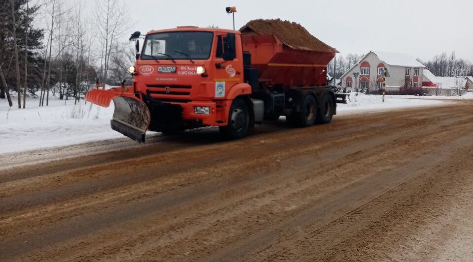 В Брянской области продолжается очистка и обработка автодорог от снега и наледи